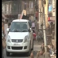 Video: Pilsētu Indijā pārņēmušas agresīvu pērtiķu ordas