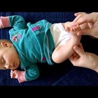 Pēdu masāža, kas nomierinās un palīdzēs ātri iemidzināt mazuli