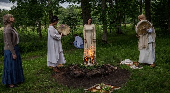 Foto: Īpašs dzimšanas dienas Ugunsrituāls Āraišos