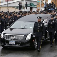 Tūkstošiem policistu Ņujorkā atvadās no nošautā biedra; pagriež muguru pilsētas mēram