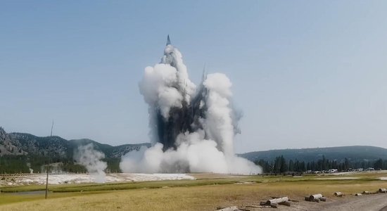 Jeloustounas parks pēc negaidītā izvirduma varētu būt ticis pie jauna geizera