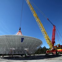 Reportāža: Irbenes radioteleskopā pacelta milzīga antena