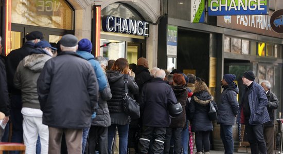 'Šveices šoks': eiro kritums, bankroti un zaudējumi visā pasaulē