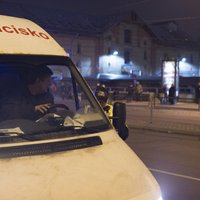 Video un foto: Rīgas pašvaldības policija aptur busiņu, kas brauc uz 'Sanfrancisko'