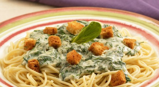 'Knorr' receptes: Spageti ar zaļo garšaugu un siera mērci un grauzdiņiem