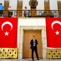 Turcijā aiztur divus parlamenta deputātus no kurdu partijas