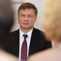 Eiropu un Latviju sagaida 'uz augšu' koriģētas ekonomikas prognozes, pauž Dombrovskis