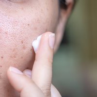 Veidi, kā paplašinātas sejas ādas poras padarīt mazākas