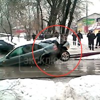 Video: Krievijā auto īpašniekam jau tā nelāga diena izvēršas par katastrofu