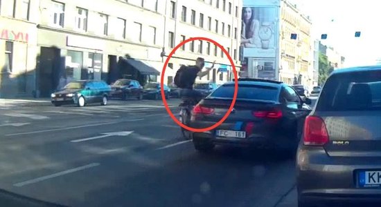 Video: Brīvības ielā hipsters neveiksmīgi mēģina nolauzt BMW spoguli