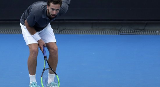 Gulbis muguras traumas dēļ spiests izstāties no 'Australian Open'