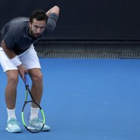 Gulbis muguras traumas dēļ spiests izstāties no 'Australian Open'