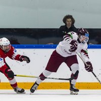 Latvijas U-18 hokejisti ceturtdaļfināla sakāvē pret ASV ielaiž 13 vārtus