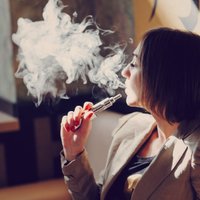 Zinātnieki uzskata, ka elektroniskās cigaretes ir tikpat kaitīgas kā parastās