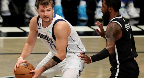 Dončiča 41 punkts un 'triple-double' sekmē 'Mavericks' uzvaru pār 'Nets'