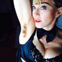 Foto: Madonna izrāda spalvaino padusi