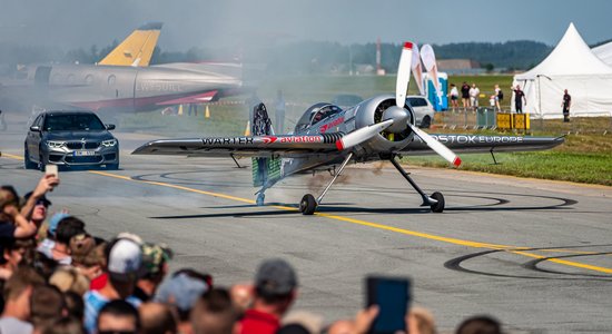 Foto: Tukuma lidlaukā aizvadīts Baltijā lielākais aviošovs