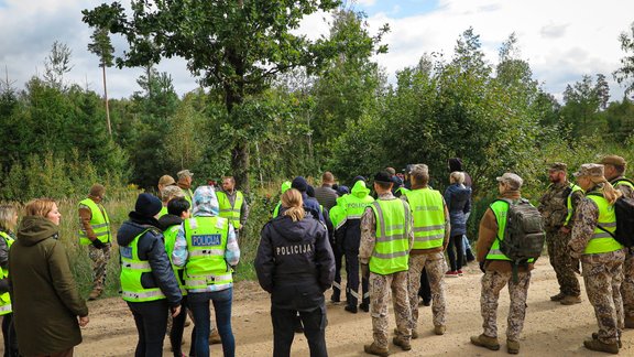 Veiksmīgi izdodas atrast ogotāju, kurš mežā pavadījis trīs dienas - 3