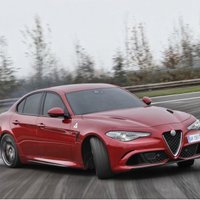 Video: 'Alfa Romeo' sedans trasē pārspēj jauno 'Porsche Panamera Turbo'