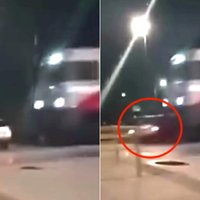 Video: Līvānos uz dzelzceļa pārbrauktuves vilciens taranē automašīnu