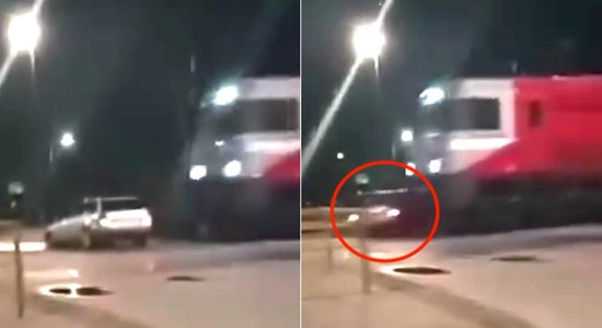 Video: Līvānos uz dzelzceļa pārbrauktuves vilciens taranē automašīnu