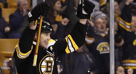 Vecākais aizsargs NHL Hara pagarina līgumu ar 'Bruins' vēl uz vienu sezonu