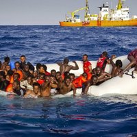 Число мигрантов на средиземноморском маршруте снизилось вдвое
