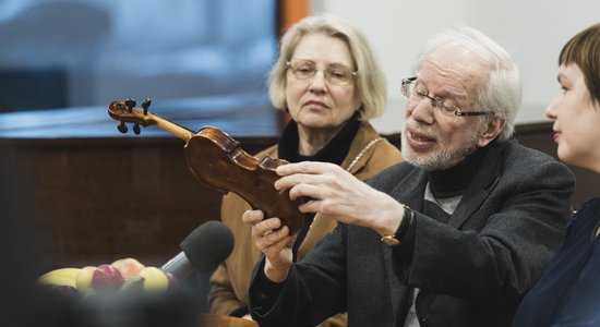 Foto: Pasaulslavenais Gidons Krēmers Rakstniecības muzejam uzdāvina unikālu vijoli