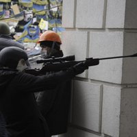 Киев: протестующие возобновили стрельбу по военным