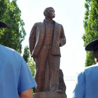 Националистов судили за разбитый памятник Ленину в Киеве