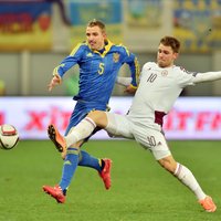 Latvijas futbola izlase kompensācijas laikā izrauj neizšķirtu pret Ukrainu
