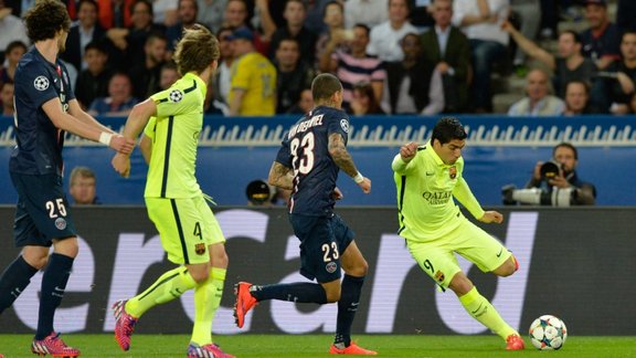 PSG defender Van der Wiel vs Barcelona  Suarez