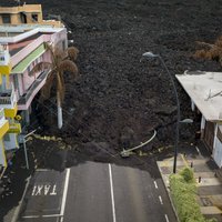 Sirreāli foto: Lava laužas caur apdzīvotiem Palmas rajoniem