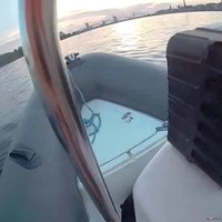 Video: Policists izglābj no Salu tilta Daugavā ielēkušu vīrieti