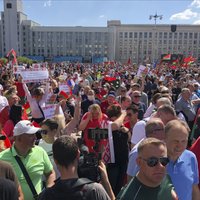 Foto: Minskā tūkstoši pulcējas valdības atbalsta mītiņā; Lukašenko atkal sazvanījies ar Putinu