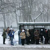 В четверг в Риге действуют "снежные билеты": горожан призывают пересесть с авто на общественный транспорт и работать удаленно