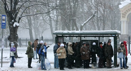 Rīgā sniegs pamatīgi apgrūtina satiksmi; cilvēki kreņķējas