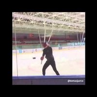 Video: 'Red Wings' hokejists demonstrē 'traku' triku ar nūju