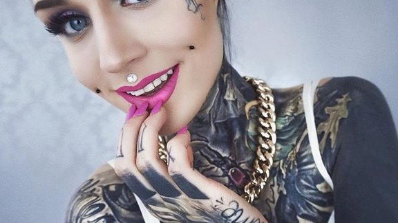 Skaistā Monami Frost un viņas stilīgās ausis - 19