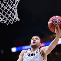 Strēlnieks ar 24 punktiem palīdz 'Brose Baskets' pagarināt uzvaru sēriju Vācijas bundeslīgas mačos
