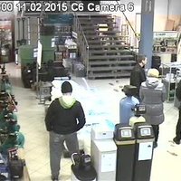 ВИДЕО: Заснят момент кражи в магазине - вор у всех на виду стащил насос