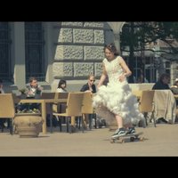 Video: Līgava kāzu kleitā 'izskeito' cauri Centrāltirgum un dāvā zemenes