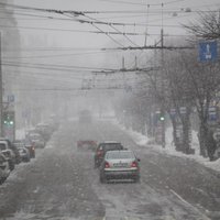Snigšanas laikā pasliktināsies redzamība uz autoceļiem; Rīgā sāk kaisīt ielas