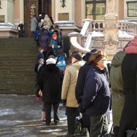 Более сотни человек стоит в очереди в Латвийский национальный художественный музей