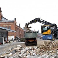 Foto: Dome sākusi demontēt Āgenskalna tirgus teritorijā esošos vecos kioskus
