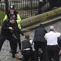 Teroraktā pie Lielbritānijas parlamenta bojā gājuši pieci cilvēki; vismaz 40 cietuši