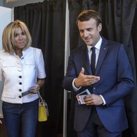 Francijas parlamenta vēlēšanās vairākums Makrona partijai, liecina vēlētāju aptaujas