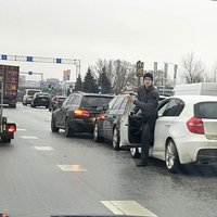 Krasta ielā notikusi piecu automašīnu sadursme