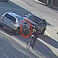 Video: Policija meklē velosipēdistu, kura bērns taranēja auto un pameta notikuma vietu