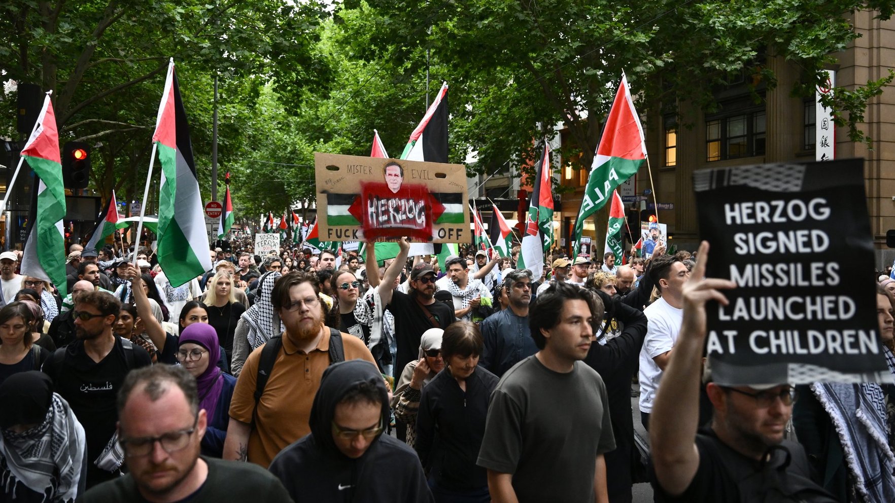 Austrālijā tūkstošiem cilvēku protestējuši pret Izraēlas prezidenta vizīti